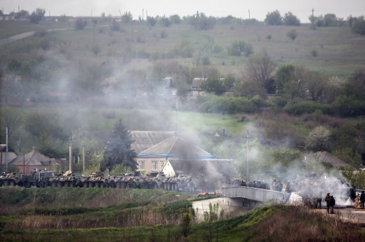 Ukrainian soldiers stay near of a checkpoint seized by them not far of Slaviansk, Ukraine, 02 May 2014. EPA/ROMAN PILIPEY