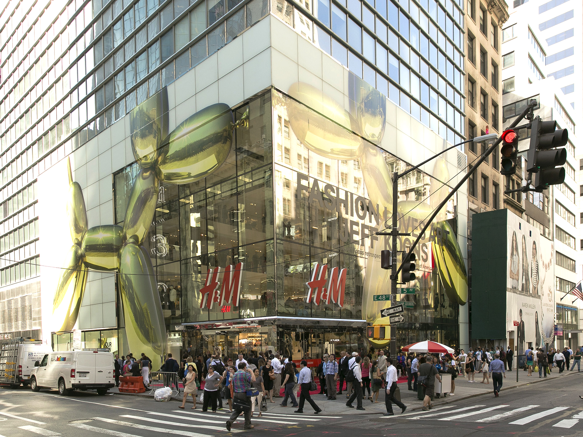 Manhattan Ny H M Tops Itself Again Opens Largest Store In Herald Square Vos Iz Neias