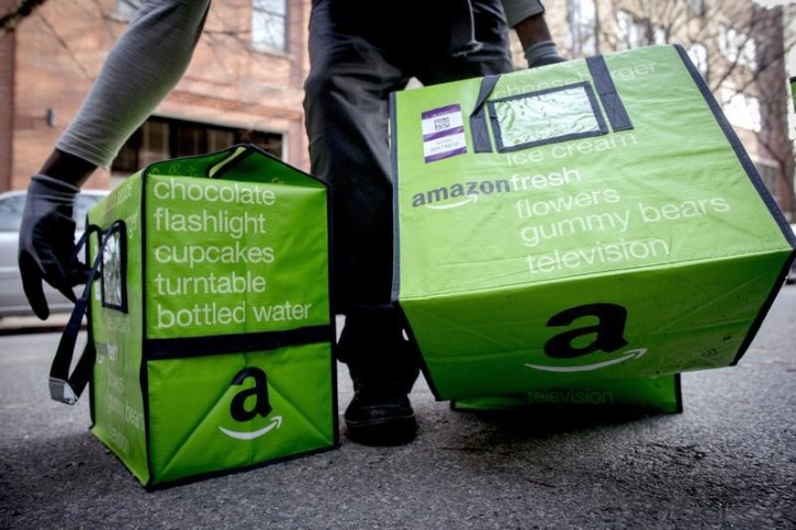 FILE - An Amazon worker delivers groceries from the Amazon Fresh service in the Brooklyn Borough of New York, November 25, 2014.  REUTERS/Brendan McDermid 