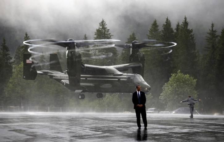 A U.S. Marine Osprey sends up a big wash of rain as as it lands, June 8, 2015. The Ospreys provided transport to Air Force One for members of President Obama's staff, Secret Service, White House Press Corps and other personnel. REUTERS/Kevin Lamarque