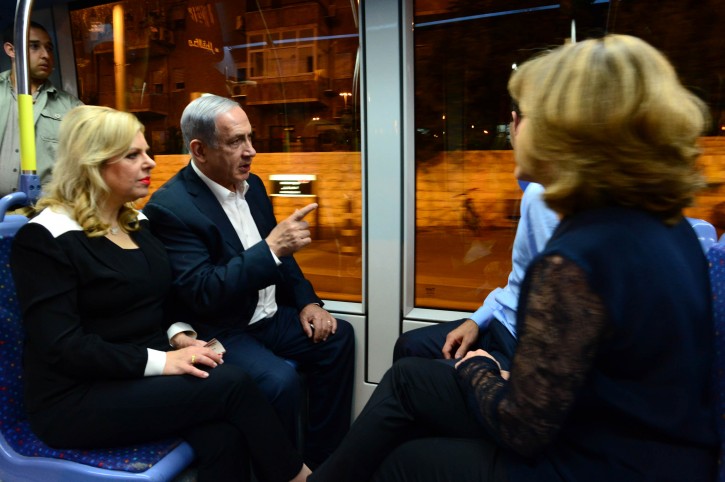 Prime Minister Netanyahu and his wife Sara, with Jerusalem Mayor Nir Barkat and his wife Beverley ride the Light Rail in Jerusalem. (Kobi Gideon / GPO)