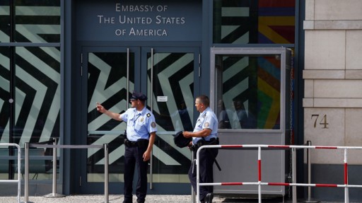 Security officers stand outside the U.S. Embassy in Berlin (Reuters / Thomas Peter)