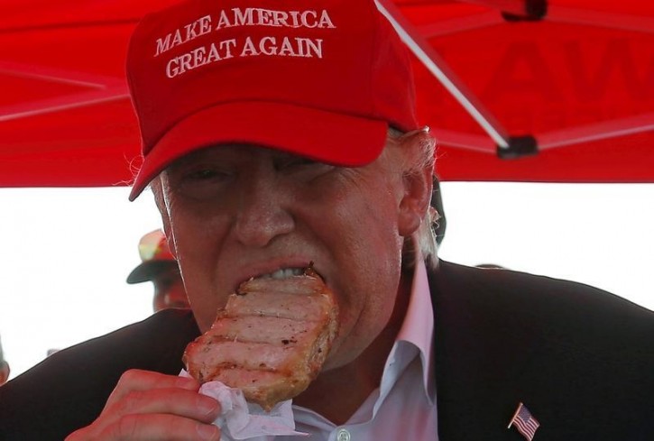 U.S. Republican presidential candidate Donald Trump eats a pork chop at the Iowa State Fair during a campaign stop in Des Moines, Iowa, United States, August 15, 2015.  REUTERS/Jim Young  