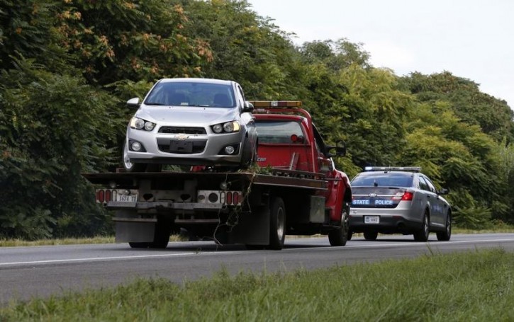 A getaway car of suspected gunman Vester L. Flanagan is towed away on a flatbed tow truck on highway I-66 in Fauquier County, Virginia August 26, 2015. Two television journalists were shot and killed in Virginia on Wednesday in an attack during a live early-morning broadcast, and authorities said the suspected gunman Flanagan was a former employee of the TV station. Flanagan shot and wounded himself several hours later as police pursued him on the Virginia highway, police said.  REUTERS/Kevin Lamarque 