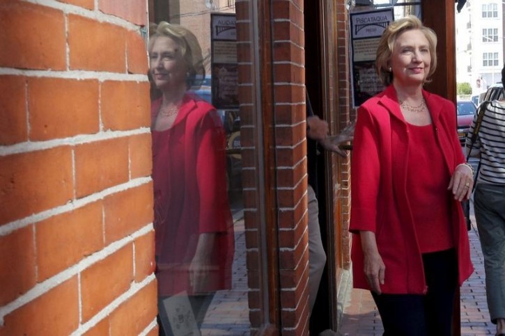 U.S. Democratic presidential candidate Hillary Clinton walks out of an off the schedule stop at River Run Booktstore in Portsmouth, New Hampshire September 5, 2015.   REUTERS/Brian Snyder 