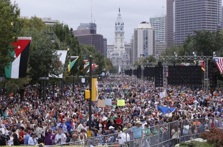 Crowds gather on Benjamin Franklin Parkway before Pope Francis celebrates the final mass of his visit to the United States at the Festival of Families in Philadelphia, Pennsylvania, September 27, 2015. REUTERS/Jim Bourg 