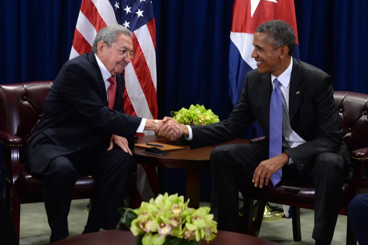 US President Barack Obama (R) attends a bilateral meeting with Cuban President Raul Castro at the United Nations headquarters in New York, New York, 29 September 2015.  EPA/BEHAR ANTHONY / POOL