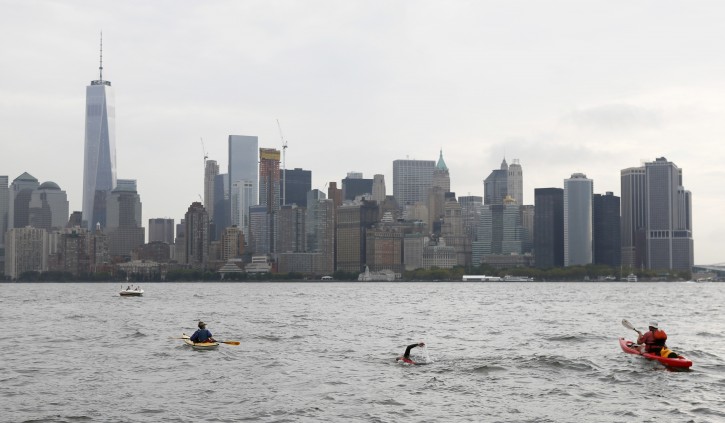 New York – Man Swims 2 Miles From Statue Of Liberty To New York City