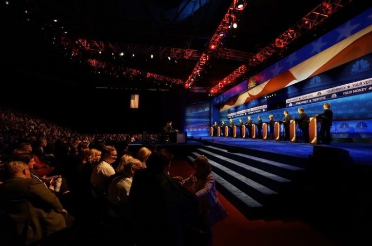 Members of the audience listen to Republican U.S. presidential candidates (top, L-R) Governor John Kasich, former Governor Mike Huckabee, former Governor Jeb Bush, U.S. Senator Marco Rubio, businessman Donald Trump, Dr. Ben Carson, former HP CEO Carly Fiorina, U.S. Senator Ted Cruz, Governor Chris Christie and U.S. Rep. Rand Paul participate in the 2016 U.S. Republican presidential candidates debate held by CNBC in Boulder, Colorado, October 28, 2015. REUTERS/Rick Wilking 
