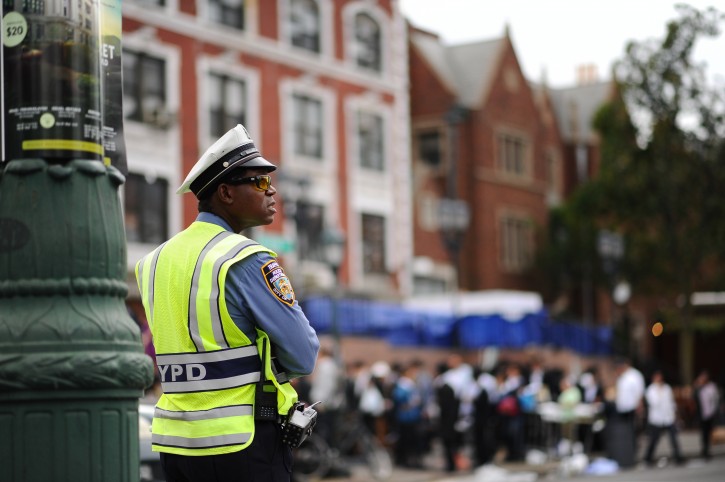 An NYPD officer seen next to a Yeshivah in New York City, USA, on September 27, 2015. Photo by Mendy Hechtman/FLASH90 