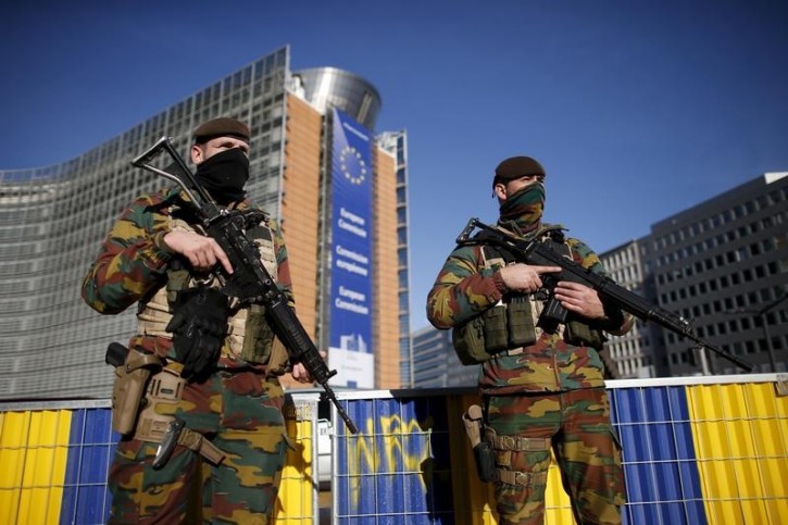 Belgian soldiers patrol outside the European Commission headquarters during a continued high level of security following the recent deadly Paris attacks, Belgium, November 26, 2015. REUTERS/Benoit Tessier 