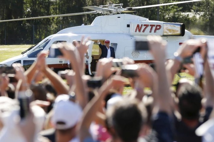 U.S. Republican presidential candidate Donald Trump arrives by helicopter for his rally in Sarasota, Florida November 28, 2015.  REUTERS/Scott Audette