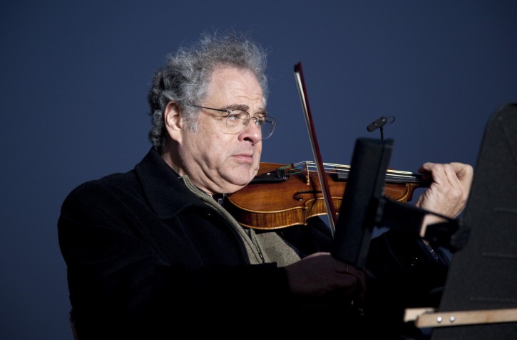 FILE - In this Wednesday, Dec. 10, 2010 file photo, Itzhak Perlman plays the violin during the National Menorah lighting in celebration of Hanukkah near the White House in Washington. Organizers said Monday, Dec. 14, 2015 they have selected Ihe Israeli-American violinist as the 2016 recipient of Israels $1 million Genesis Prize, known as the Jewish Nobel.  (AP Photo/Evan Vucci, File)