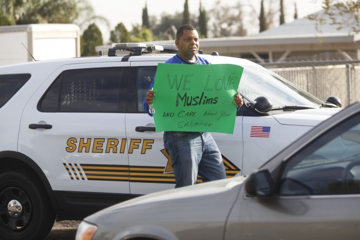  Greg Maxwell, a christian evangelist, holds a sign directed at muslims departing from afternoon prayers at the Dar Al Uloom Al Islamiyah mosque in San Bernardino, California, USA, 04 December 2015. EPA