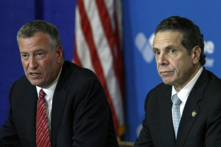 FILE - New York Mayor Bill de Blasio (L) and New York Governor Andrew Cuomo attend a news conference in Bellevue Hospital in New York October 23, 2014.  Reuters