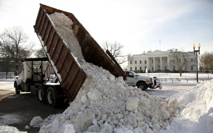 Snow is dumped into a vacant area of Pennsylvania Avenue in front of the White House in Washington January 25,  2016. The Washington area is digging out from the weekend blizzard. REUTERS/Kevin Lamarque 