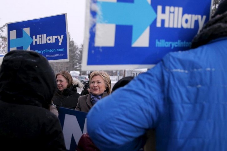 U.S. Democratic presidential candidate Hillary Clinton and her daughter Chelsea (L) visit a polling place in Manchester, New Hampshire February 9, 2016, the day of New Hampshire's first-in-the-nation primary.  REUTERS/Brian Snyder 