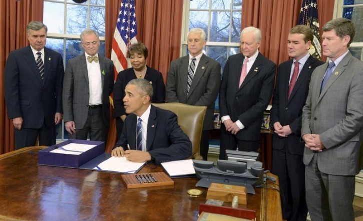 U.S. President Barack Obama signs HR 644, The Trade Facilitation and Trade Enforcement Act of 2015 in the Oval Office of the White House, in Washington, February 24, 2016. Witnessing are (L-R) Commissioner of Customs and Border Protection Gil Kerlikowske, Rep. Earl Blumenauer (D-OR), Rep. Eddie Bernice Johnson (D-TX), Rep. Dave Reichart (R-WA), Sen. Orrin Hatch (R-UT), Sen. Michael Bennet (D-CO) and Rep. Ron Kind (D-WI). REUTERS/Mike Theiler 