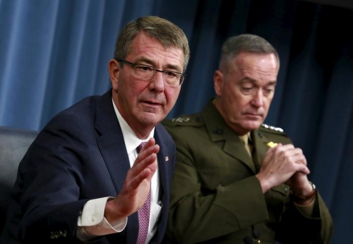U.S. Defense Secretary Ash Carter (L) speaks during a joint news conference with Joint Chiefs Chairman Marine Gen. Joseph Dunford at the Pentagon in Washington February 29, 2016. REUTERS/Yuri Gripas