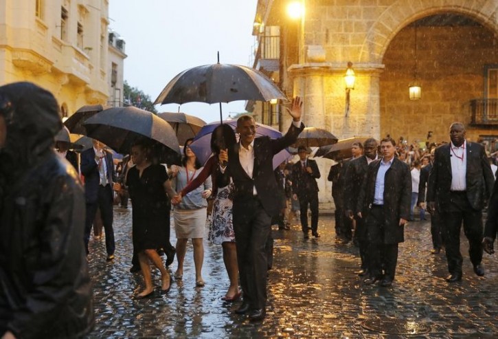 U.S. President Barack Obama and his wife Michelle tour Old Havana at the start of a three-day visit, in Havana March 20, 2016. REUTERS/Carlos Barria 