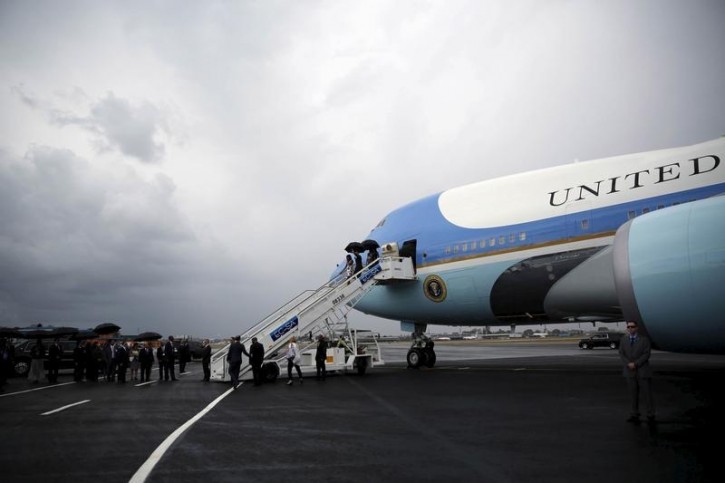 U.S. President Barack Obama, accompanied by first lady Michelle Obama and their daughters Malia and Sasha, arrives at the Jose Marti international airport in Havana, Cuba March 20, 2016. REUTERS/Carlos Barria -