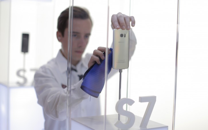 A staff member cleans a Samsung Galasy S7 during the Mobile World Congress wireless show in Barcelona, Spain, Wednesday, Feb. 24, 2016. (AP Photo/Manu Fernandez)