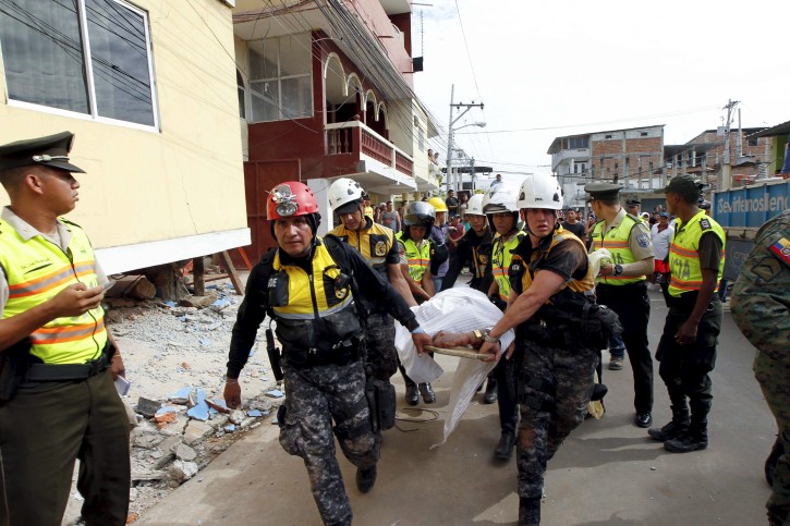 Police carry a body after an earthquake struck off Ecuador's Pacific coast, at Tarqui neighborhood in Manta. REUTERS/Guillermo Granja