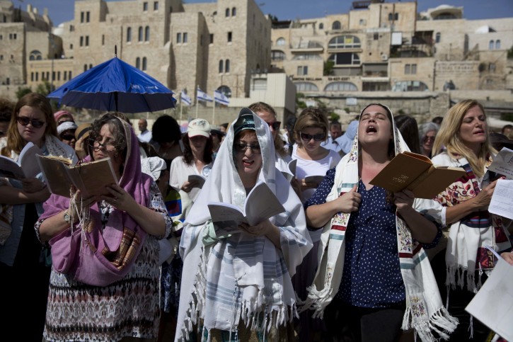 Jerusalem – Women Of The Wall Perform Partial Priestly Blessing, Angering Rabbi