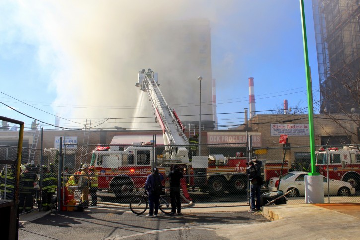 New York – Firefighters Battle 5-alarm Fire At Queens Dry Cleaners