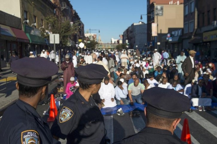FILE - NYPD officers stand near worshippers as they gather outside the Masjid At-Taqwa mosque ahead of Eid Al-Adha prayers in the Brooklyn borough of New York September 24, 2015. REUTERS/Stephanie Keith 