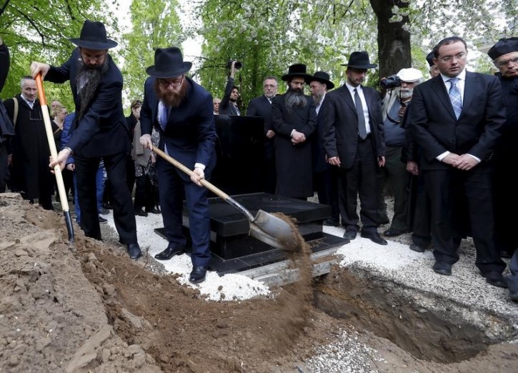 Jews bury the remains of Holocaust victims in the Jewish cemetery in Budapest, Hungary April 15, 2016. REUTERS/Laszlo Balogh 