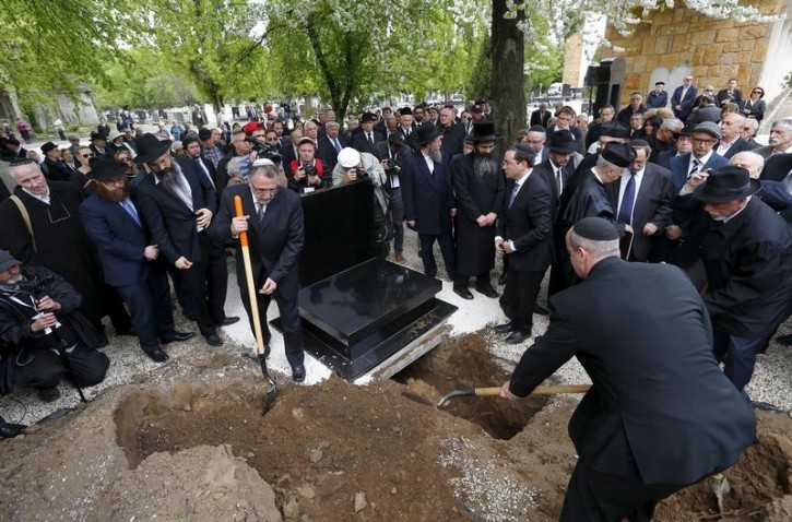 Jews bury the remains of Holocaust victims in the Jewish cemetery in Budapest, Hungary April 15, 2016. REUTERS/Laszlo Balogh