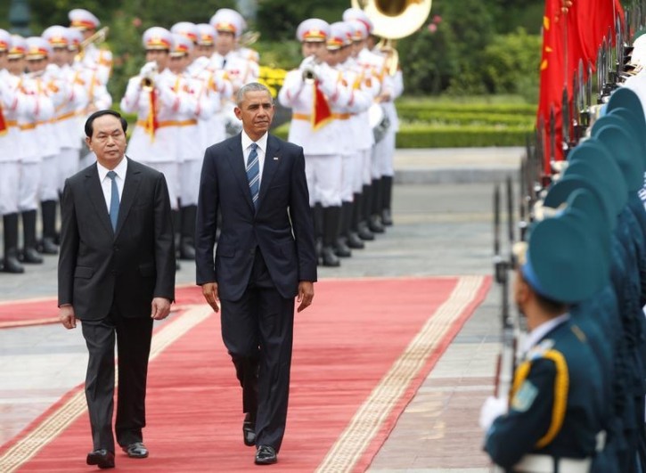 U.S. President Barack Obama (R) and his Vietnamese counterpart Tran Dai Quang review the guard of honour during welcoming ceremony at the Presidential Palace in Hanoi, Vietnam May 23, 2016. REUTERS/Kham