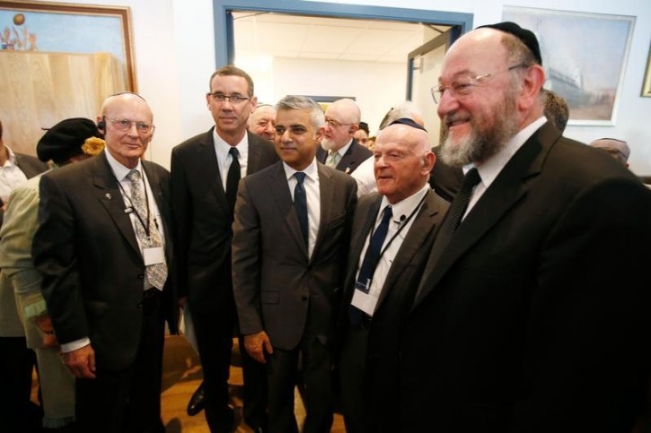 London's newly elected mayor Sadiq Khan stands with holocaust survivor Ben Helfgott (2nd R), Britain's Chief Rabbi Ephraim Mirvis (R), and Israel's ambassador to Britain Mark Regev (2nd L) at a holocaust commemoration ceremony held at a rugby stadium in north London, May 8, 2016. REUTERS/Peter Nicholls - 