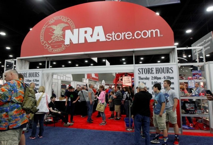 FILE - NRA members stand in long lines as the shop at the NRA Store at the National Rifle Association's (NRA) annual meetings & exhibits show in Louisville, Kentucky, May 21, 2016.   REUTERS/John Sommers II 
