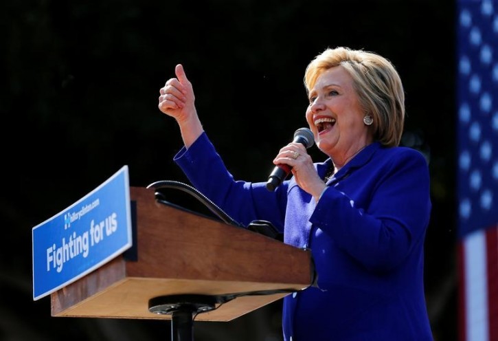 U.S. Democratic presidential candidate Hillary Clinton gives a thumbs-up during a campaign stop and speech in Los Angeles, California, United States June 6, 2016.   REUTERS/Mike Blake.