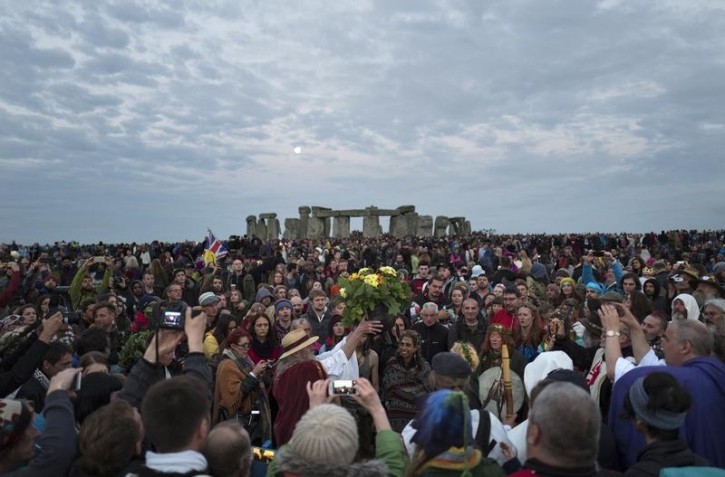 Revellers celebrate the summer solstice at Stonehenge on Salisbury Plain in southern England, Britain June 21, 2016.  REUTERS/Kieran Doherty 