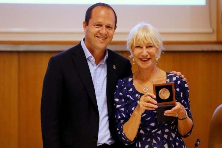 Actress Helen Mirren (R) poses for a picture with Jerusalem Mayor Nir Barkat after he awarded her the Jerusalem of Gold Award for Excellence in the Arts and Humanities, in Jerusalem June 22, 2016. REUTERS