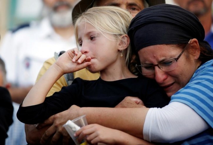 Relatives and friends mourn during the funeral of Israeli girl, Hallel Yaffa Ariel, 13, who was killed in a Palestinian stabbing attack in her home in the West Bank Jewish settlement of Kiryat Arba, at a cemetery in the West Bank city of Hebron June 30, 2016. REUTERS/Ronen Zvulun