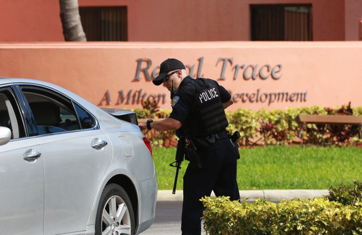 Authorities search Regal Trace apartment complex for Dayonte Resiles after he escaped from the Broward County Courthouse, Friday, July 15, 2016, in Fort Lauderdale, Fla. Resiles, who was awaiting trial for the slaying of a woman whose family founded the Halliburton oil services company, slipped out of his shackles and bolted from a courthouse Friday just before a hearing on whether he could face the death penalty. (Carline Jean/South Florida Sun-Sentinel via AP)