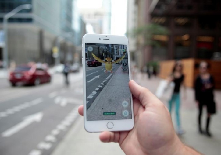 A "Pidgey" Pokemon is seen on the screen of the Pokemon Go mobile app, Nintendo's new scavenger hunt game which utilizes geo-positioning, in a photo illustration taken in downtown Toronto, Ontario, Canada July 11, 2016. REUTERS/Chris Helgren