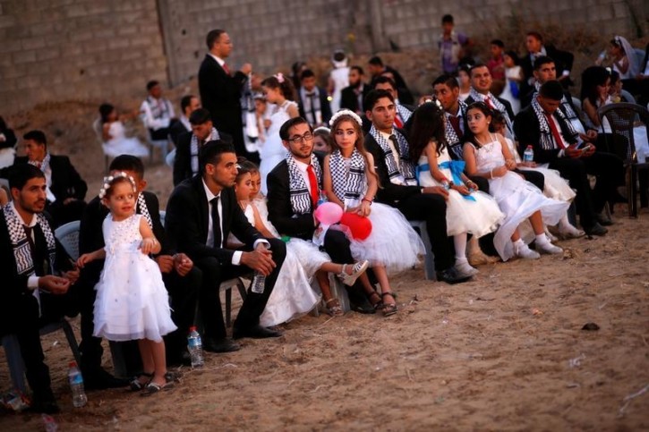 Girls accompany grooms during a mass wedding for 340 couples organized by Hamas movement in Beit Lahiya town in the northern Gaza Strip July 24, 2016. REUTERS/Mohammed Salem 