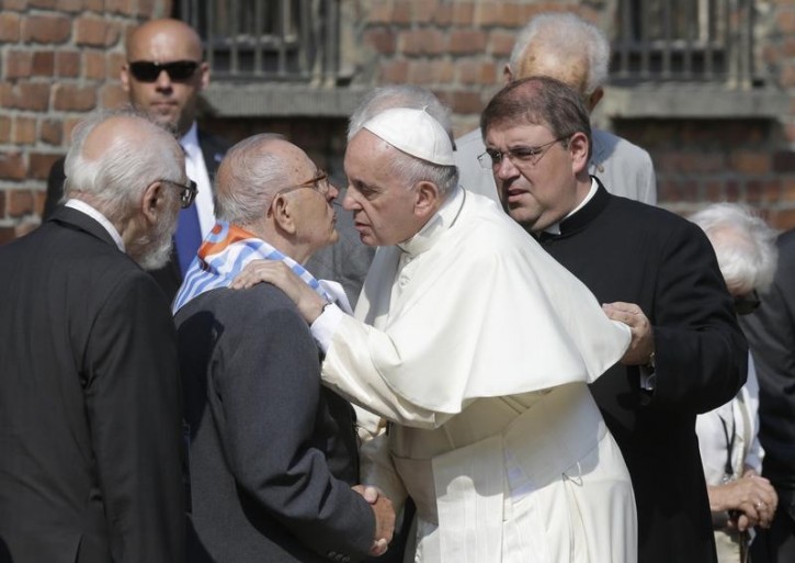 Pope Francis meets concentration camp survivors in the former Nazi German concentration and extermination camp Auschwitz-Birkenau in Oswiecim, Poland, July 29, 2016.  REUTERS/David W Cerny  