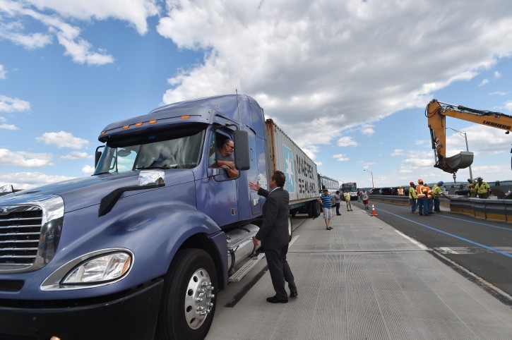 FILE - NY Governor Andrew M. Cuomo speaking  to a Trucker at Tappan Zee Bridge Tuesday July 19, 2016. (Gov. Office)
