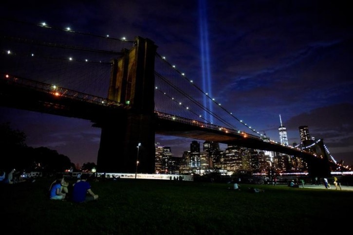 The Tribute in Light memorial is seen in the Manhattan skyline from Brooklyn Bridge Park in Brooklyn, New York, September 10, 2016.  REUTERS/Mark Kauzlarich