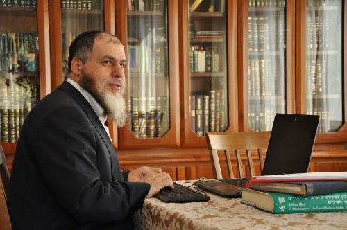 Jerusalem – Visually Impaired Rabbi Completes Contemporary Arabic Translation Of Rav Saadia Gaon’s Monumental Work