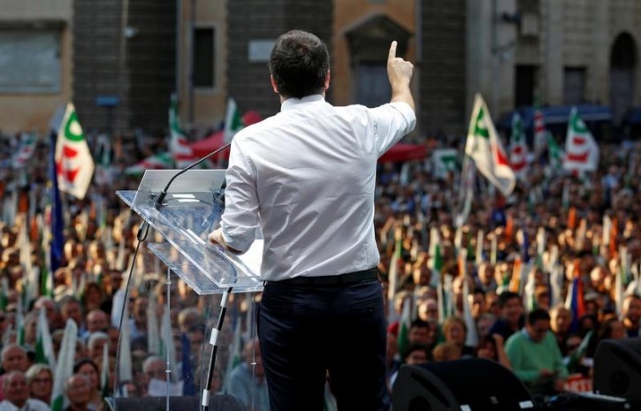 Italian Prime Minister Matteo Renzi speaks during a rally in downtown Rome, Italy October 29, 2016. REUTERS/Remo Casilli