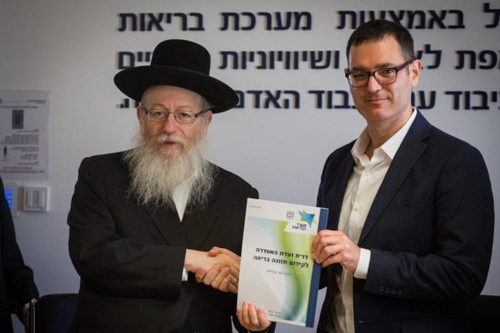 FILE - Health Minister Yaakov Litzman and Health Ministry General Manager Moshe Bar Siman Tov at a press conference at the Health Ministry announcing new markings on food products concerning sugar and fat, in Jerusalem, on November 21, 2016. Photo by Hadas Parush/Flash90