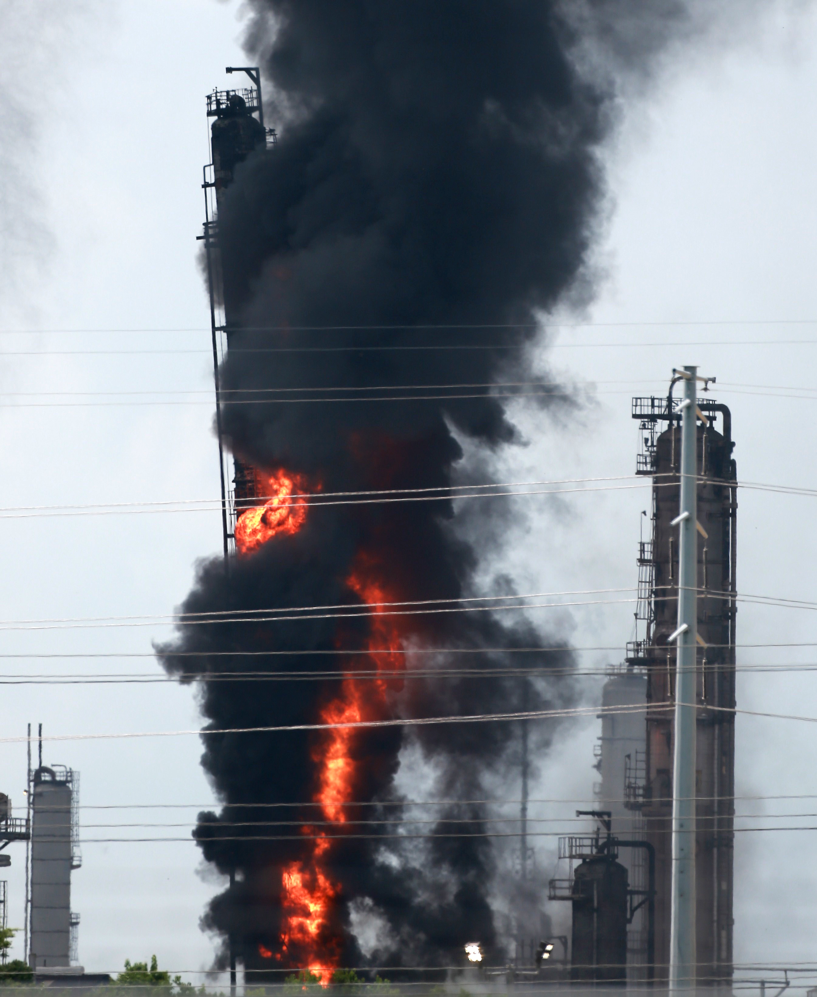Baytown, TX - Fire Breaks Out At Houston-Area Exxon Mobil Refinery [VIDEO]