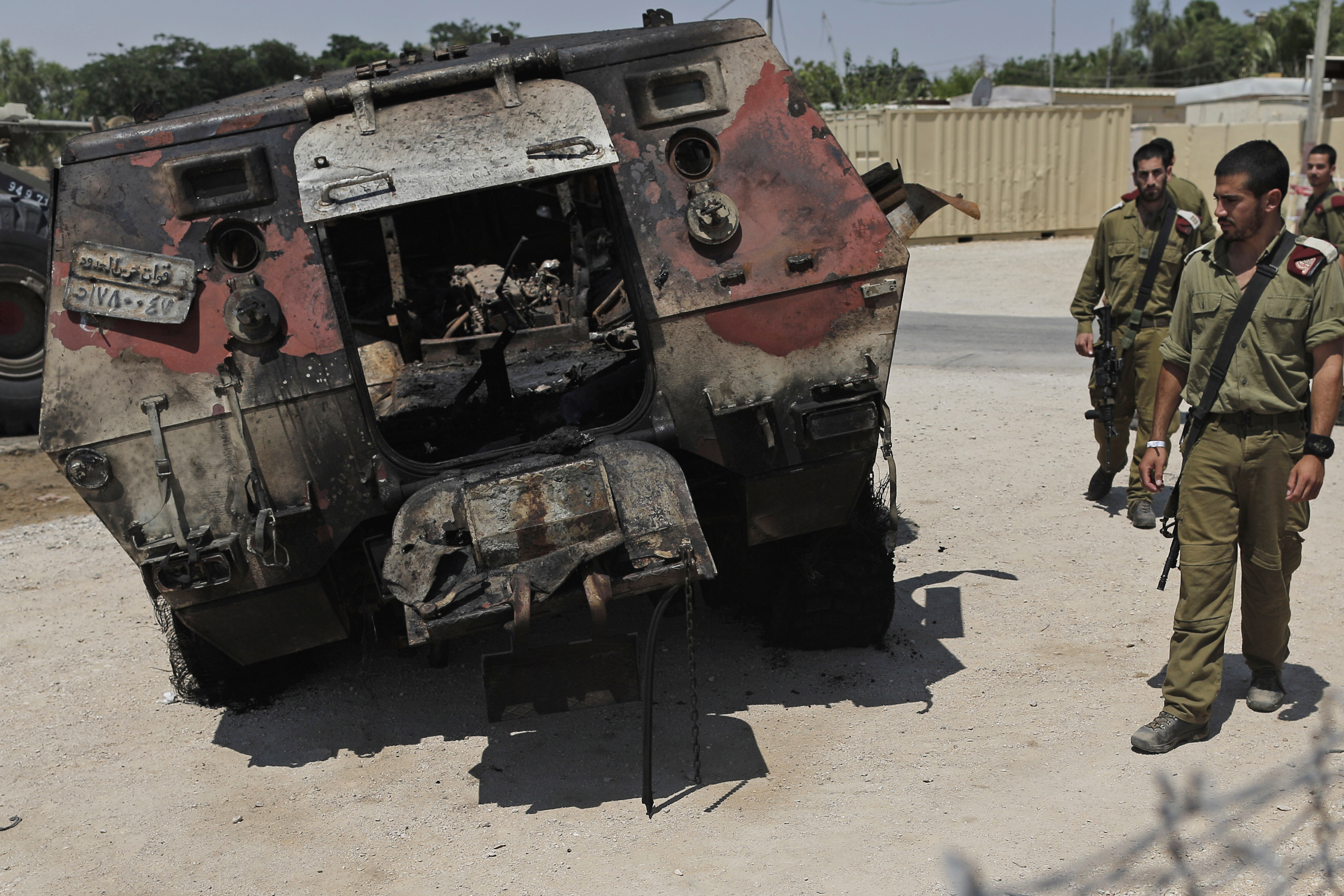 egyptian militants crash vehicle into israeli border crossing